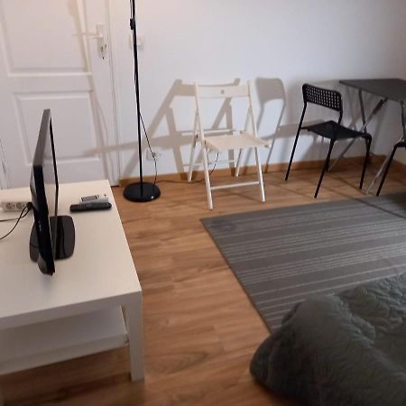 3 Hebergements - Au 1Er Etage 1 Appartement 2 Pieces Et Au 2Eme Etage Un Logement De 2 Chambres Louees Separement Avec Coin Cuisine Et Toilettes A Partager- Dans Pavillon Au Pied Du Rer B A 5 Minutes De Paris Et 30 Mn Stade De France Cachan Exterior foto