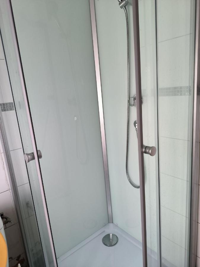 3 Hebergements - Au 1Er Etage 1 Appartement 2 Pieces Et Au 2Eme Etage Un Logement De 2 Chambres Louees Separement Avec Coin Cuisine Et Toilettes A Partager- Dans Pavillon Au Pied Du Rer B A 5 Minutes De Paris Et 30 Mn Stade De France Cachan Exterior foto